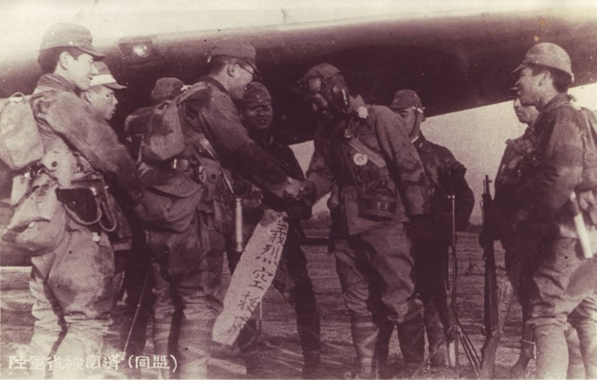 搭乗直前に握手を交わす奥山隊長と諏訪部編隊長。