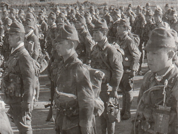 整列する義烈空挺隊員。