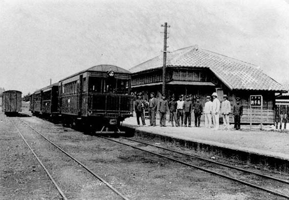 嘉手納駅停車中のキハ12と職員