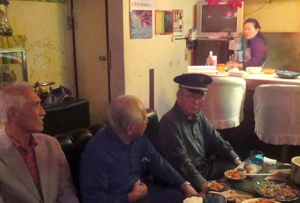 航空自衛隊の制帽をかぶる沖縄翼友会事務局長の濱松さん