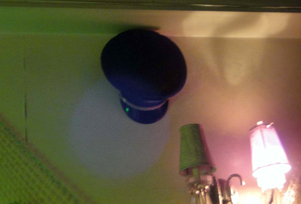 スナック・リッツの店内に飾られた航空自衛隊の制帽