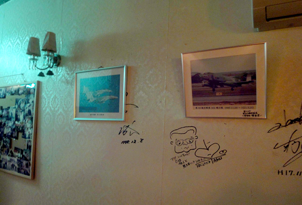 スナック・リッツの店内に飾られた航空自衛隊の戦闘機