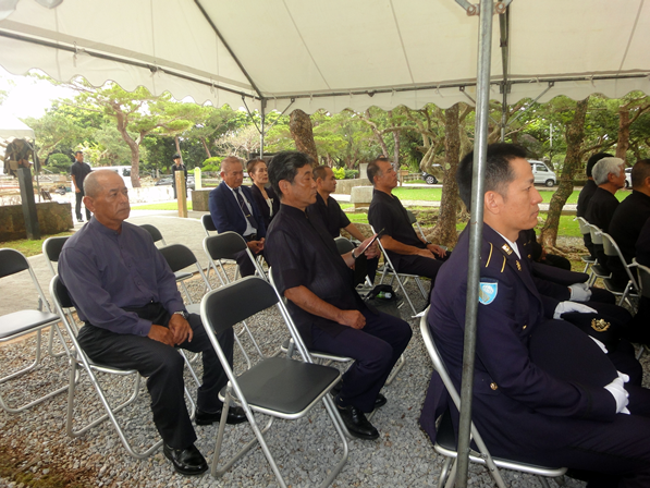 崎浜さんと同道し参列の島袋さん（中央）