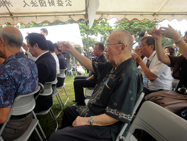 神酒拝戴　沖縄翼友会の濱松事務局長