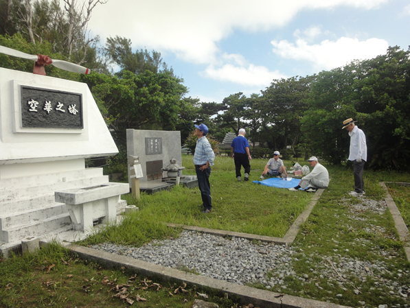 平成29年10月15日慰霊碑の清掃活動①
