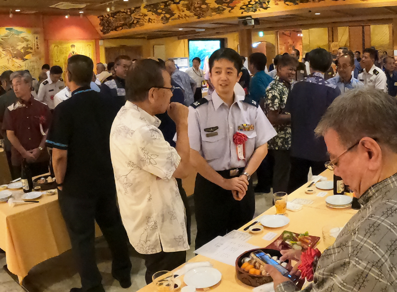 沖縄県防衛協会山縣事務局長と航空自衛隊第５６警戒群司令兼与座岳分屯基地田内司令と懇談