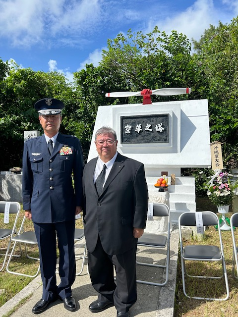 令和6年度慰霊　第９航空団・那覇基地　鈴木司令と根路銘会長