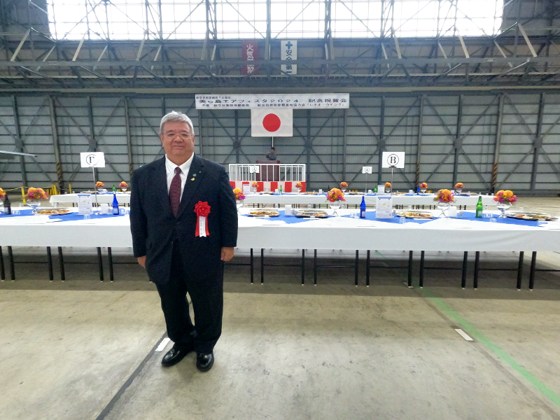 開場前に根路銘会長を記念撮影