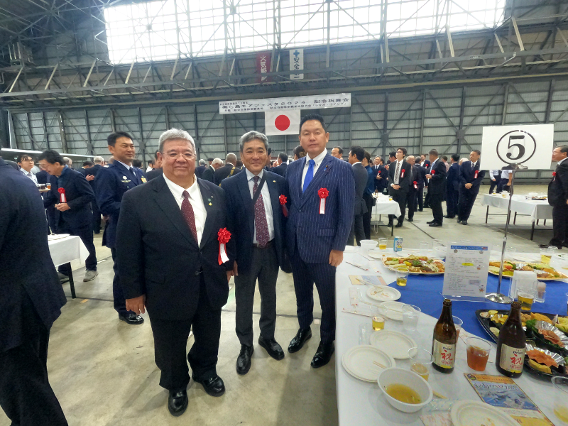 当会会員でもある大山 孝夫那覇市議会議員、島袋事務局長と記念撮影