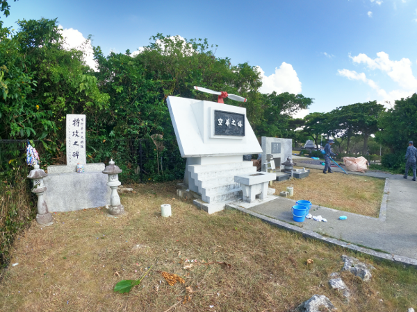 令和６年１０月慰霊碑周辺の清掃と慰霊碑塗装作業①