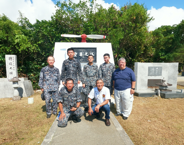 航空自衛隊 連合准曹会与座岳支部による毎月恒例の慰霊碑周辺の清掃