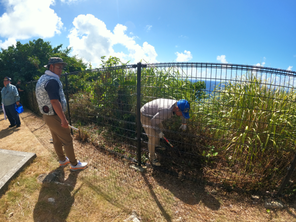 令和７年１０月慰霊碑周辺の清掃と慰霊碑塗装作業①-12
