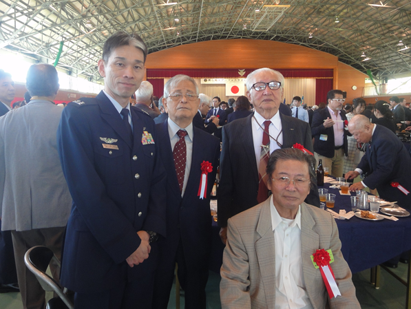 航空自衛隊南西航空方面隊第9航空団第304飛行隊長と記念撮影