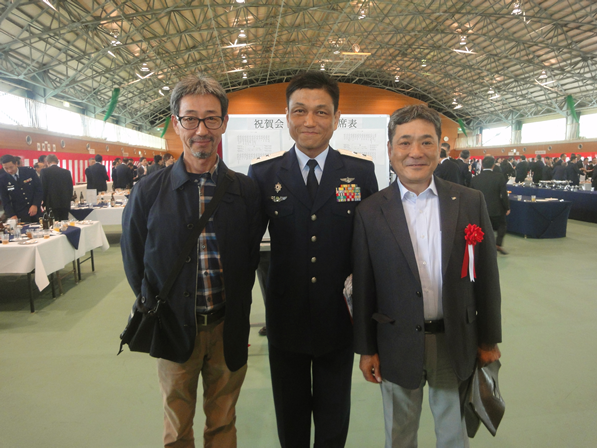 航空自衛隊那覇基地司令と記念撮影