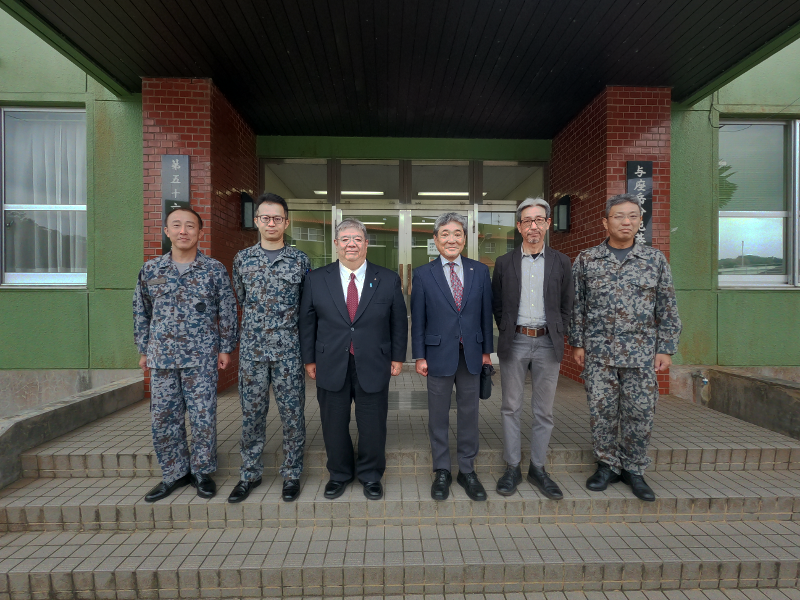 令和７年１月１５日、午前１０時、与座岳分屯基地坂元司令に新年の挨拶に伺いました。