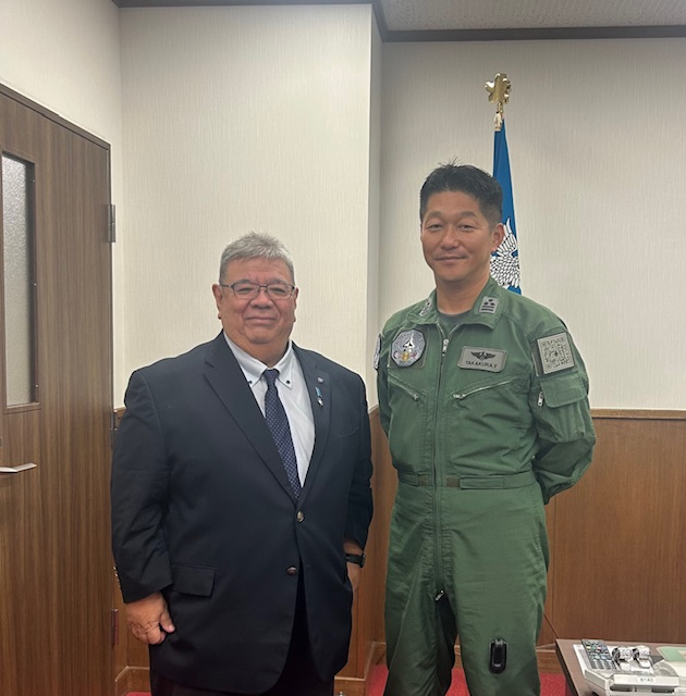 航空自衛隊第九航空団飛行群司令と記念撮影