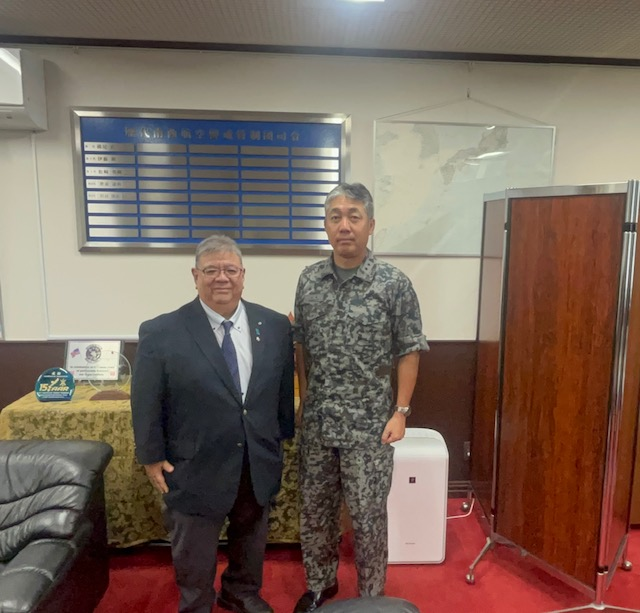 航空自衛隊南西航空警戒管制団司令杉谷空将補と記念撮影