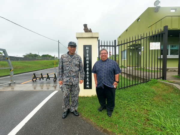 航空自衛隊連合准曹士会与座岳支部の前会長と記念撮影