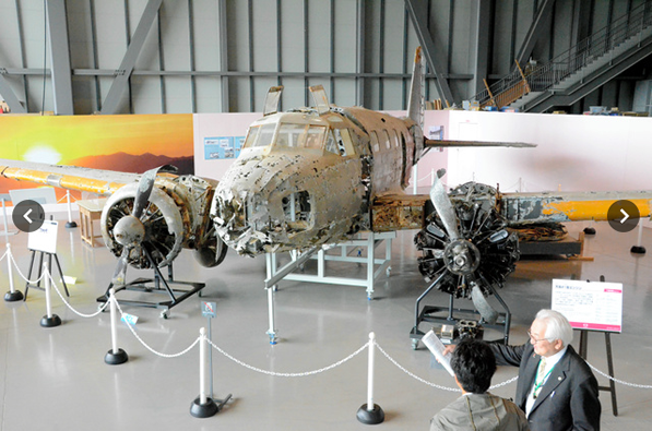 重要航空遺産」に認定された旧陸軍の一式双発高等練習機。左エンジンはクリーニングされたためにきれいになっている＝県立三沢航空科学館