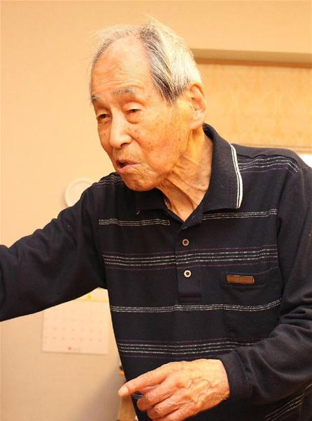 ９５歳となった今も同期生たちから戦史の証言を集めている梅田春雄さん＝東京都内