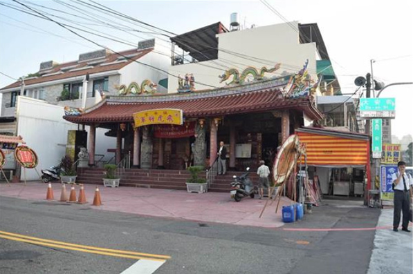 台湾南部・台南市の飛虎将軍廟に祭られている杉浦茂峰兵曹長の写真（田中靖人撮影）