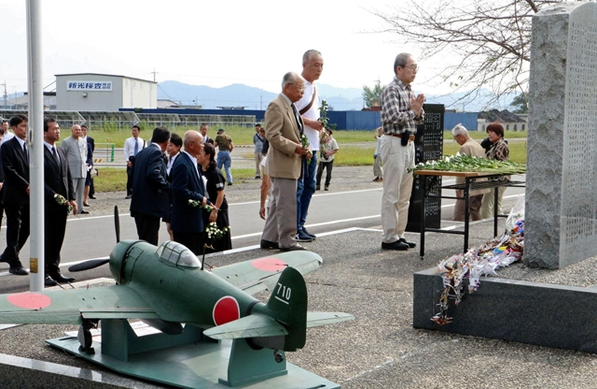 鶉野平和祈念の碑に向かって献花する参加者ら＝加西市鶉野町