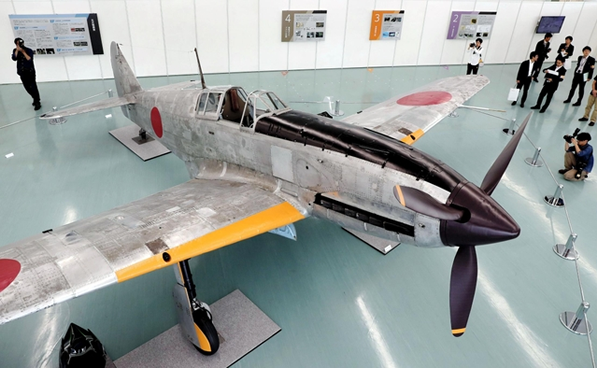 復元され、一般公開される旧陸軍の戦闘機「飛燕」＝１３日午後、神戸市中央区新港町、神戸ポートターミナル（撮影・三浦拓也）