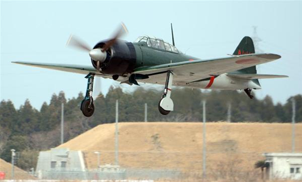 復元された零戦が今年１月、鹿屋の空を飛んだ。野口さんたち神雷部隊にとってゆかりの地で…＝平成２８年１月２７日、鹿児島県鹿屋市の海上自衛隊鹿屋航空基地（代表撮影）